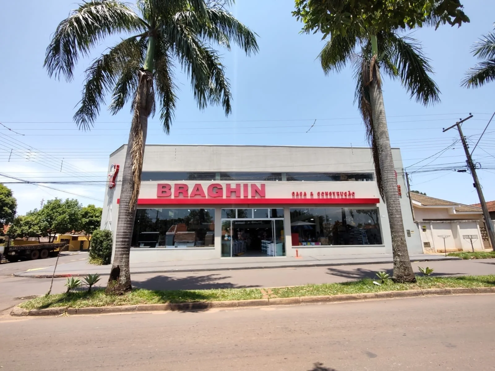 Interior da loja Braghin com materiais de construção
